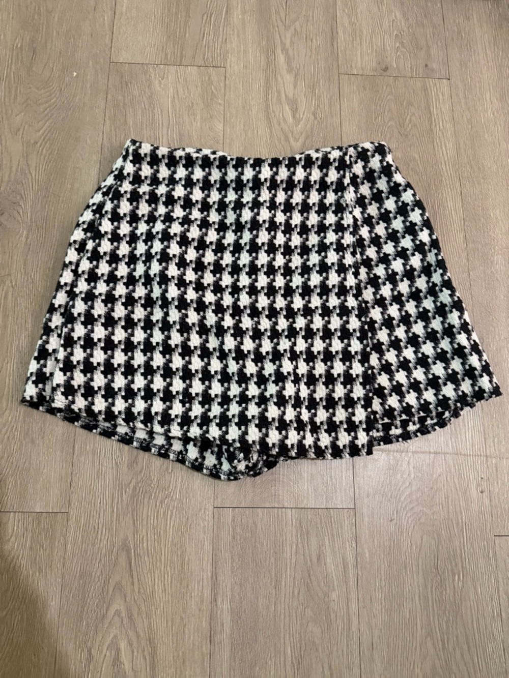 SHEIN Black & White Houndstooth Skort